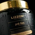 Um contêiner preto e dourado de 1 kg com o rótulo "Pré Liss (PRO) Máscara" e gotas de água. O rótulo apresenta detalhes do produto em português.