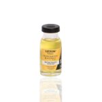 Um pequeno frasco de vidro com tampa preta contém um líquido amarelo rotulado como "Power Dose Reconstrução 15ml". Um texto adicional em português é visível e o frasco é refletido em uma superfície branca.
