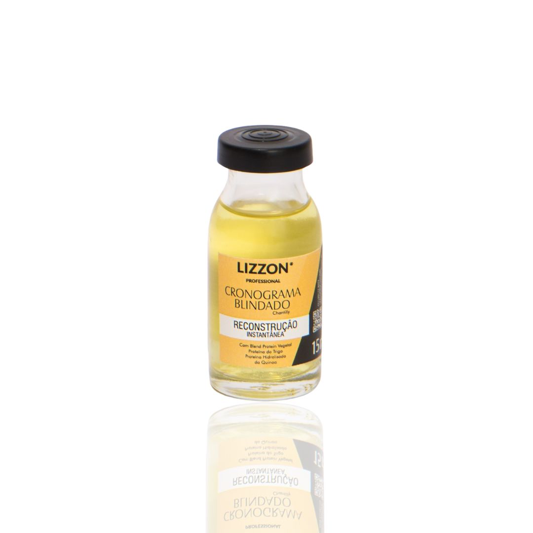 Um pequeno frasco de vidro com tampa preta contém um líquido amarelo rotulado como "Power Dose Reconstrução 15ml". Um texto adicional em português é visível e o frasco é refletido em uma superfície branca.