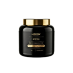 Um pote de plástico preto com uma tampa dourada rotulado Pré Liss (PRO) 1kg Máscara apresenta texto dourado e branco na frente, exibido em um fundo branco liso.