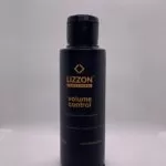 Um frasco preto de AMOSTRA VOLUME CONTROL rotulado com texto dourado, contendo 100 ml de alisante de cabelo liso orgânico, está na vertical contra um fundo cinza claro.