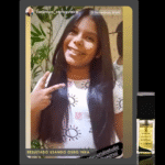 Uma garota de cabelos longos, lisos e escuros sorri e faz um sinal de paz. O frasco do Serum Ouro Inka aparece no canto inferior direito, com o texto 