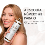 Uma mulher com cabelos loiros longos e lisos sorri enquanto segura um grande frasco branco e dourado com o rótulo 