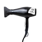 Um secador de cabelo Secador Royal Tech na cor preta é exibido contra um fundo branco, equipado com um bocal concentrador. A alça tem detalhes prateados, o cabo de alimentação se estende para baixo e a etiqueta da marca aparece no corpo principal do aparelho.