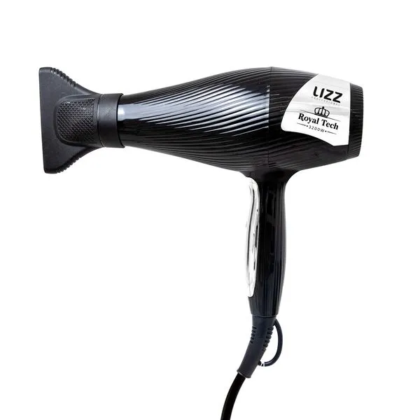 Um secador de cabelo Secador Royal Tech na cor preta é exibido contra um fundo branco, equipado com um bocal concentrador. A alça tem detalhes prateados, o cabo de alimentação se estende para baixo e a etiqueta da marca aparece no corpo principal do aparelho.