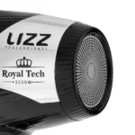 Um close-up de um secador de cabelo Secador Royal Tech nas cores preto e prata, destacando a saída de ar frontal e parte do nome do produto na lateral do aparelho.