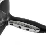 Close-up da alça de um secador de cabelo Secador Royal Tech preto, com um detalhe prateado e três botões pretos. A alça exibe o nome da marca “Lizz”, parcialmente visível.