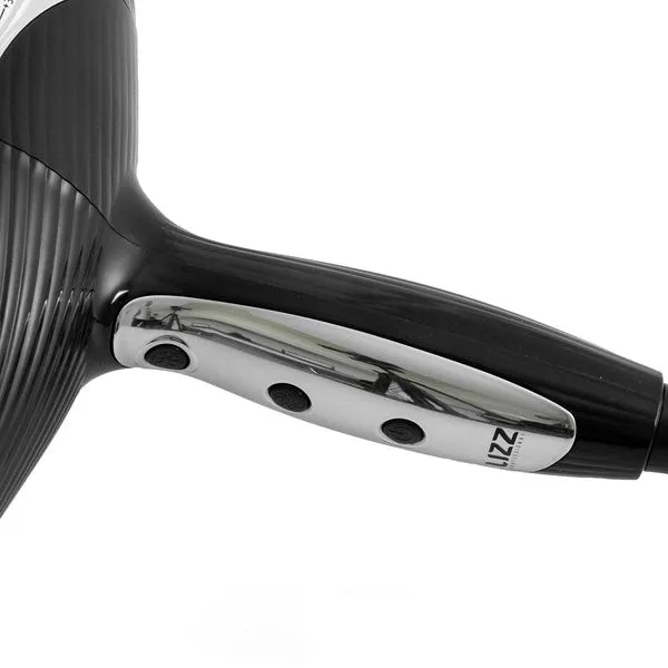 Close-up da alça de um secador de cabelo Secador Royal Tech preto, com um detalhe prateado e três botões pretos. A alça exibe o nome da marca “Lizz”, parcialmente visível.