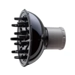 Um difusor para secador de cabelo da marca Difusor Extreme, com design em preto e cinza e vários dentes, é exibido contra um fundo branco e posicionado em um leve ângulo para destacar seu formato e bocal.