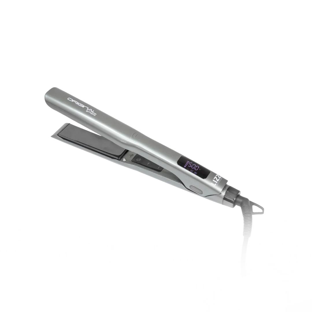 Um alisador de cabelo Prancha Original Extreme 260°C/500°F na cor prata, com um visor LCD a 230°C e um cabo giratório, está conectado em um fundo branco liso.