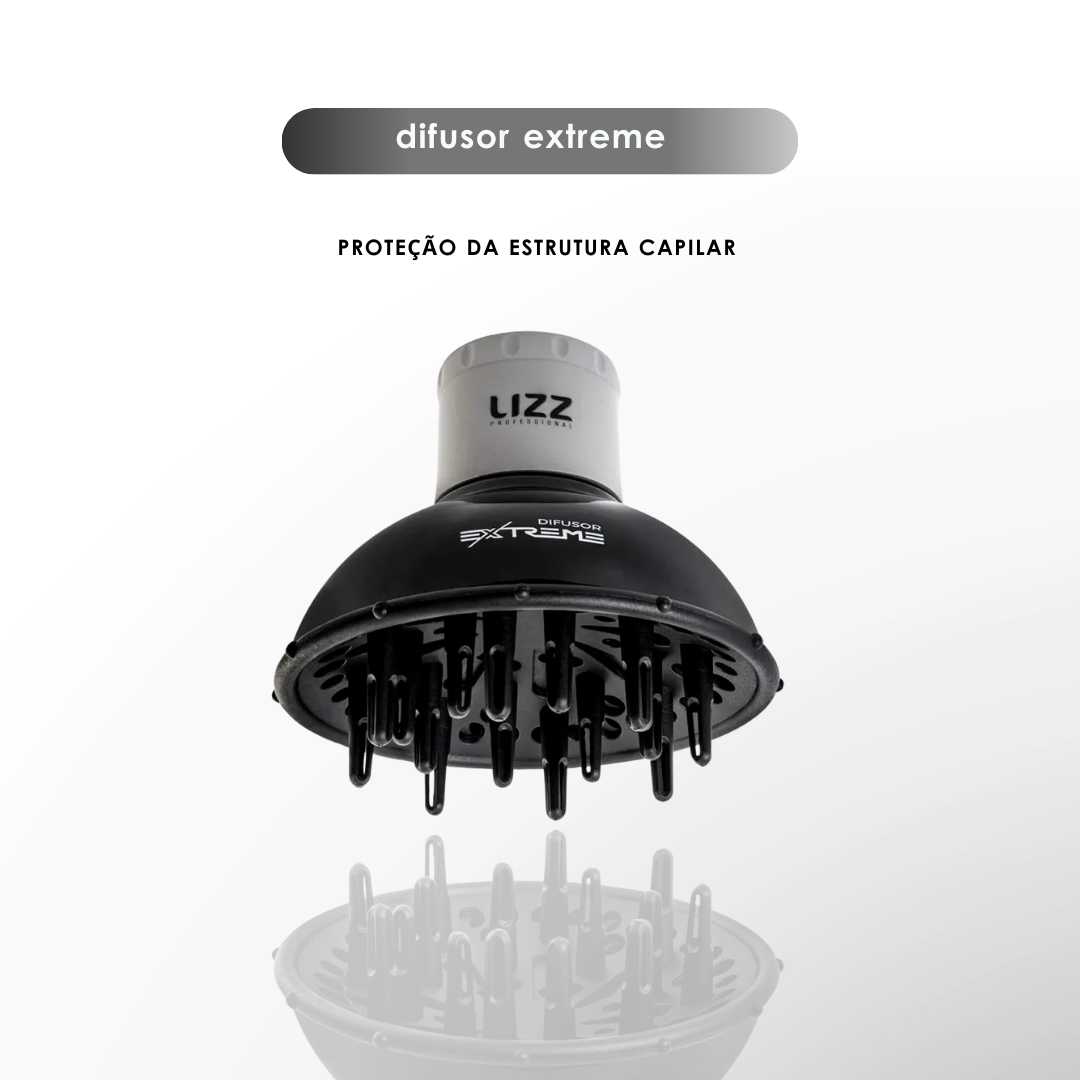 Um Difusor Extreme preto e branco, ideal para estilos liso e elegante, é exibido em um fundo cinza claro com "Difusor Extreme" e "proteção da estrutura capilar" acima. #lizzon.