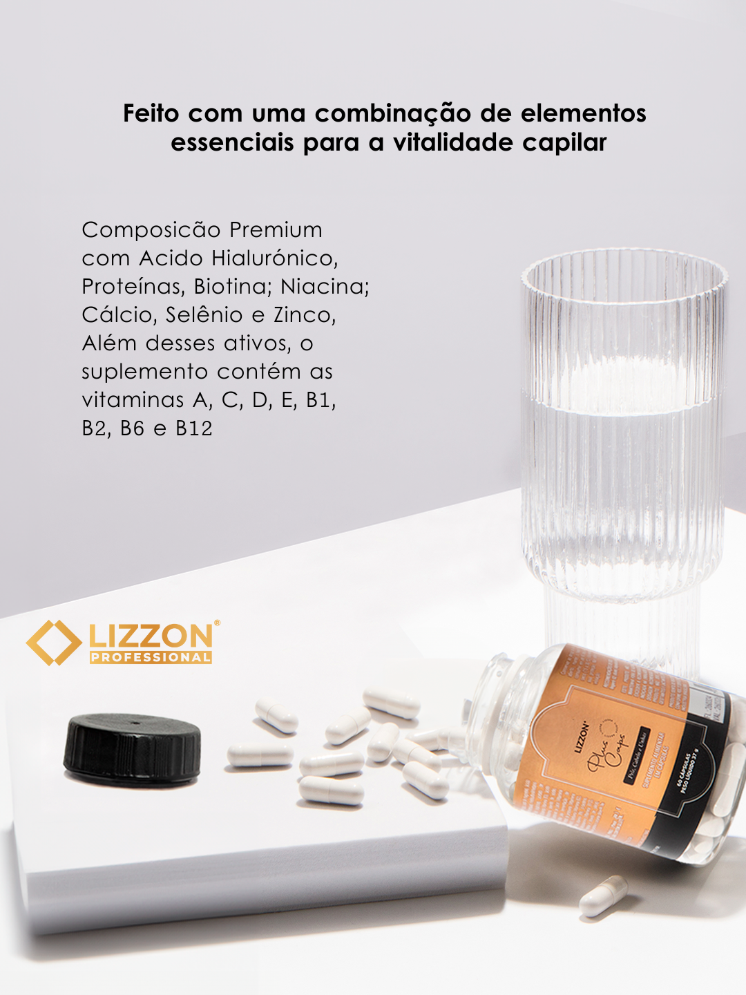 Um frasco aberto de comprimidos de suplemento capilar Lizzon+ Plus Caps derrama várias cápsulas brancas em uma superfície branca, com a fórmula de aumento de lisos mostrada no rótulo ao lado de um copo de água transparente.