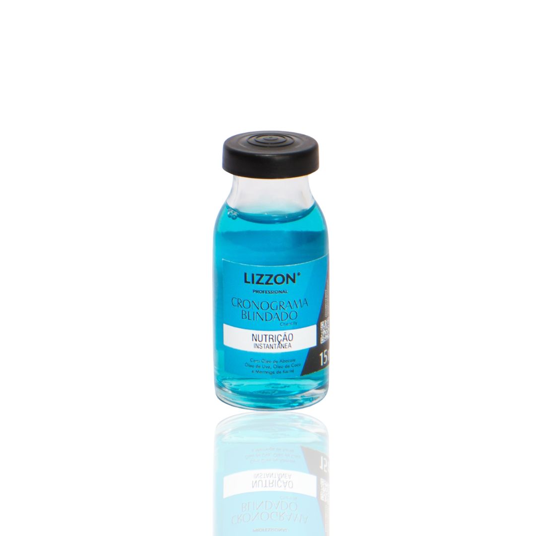 Um pequeno frasco de vidro transparente com tampa preta contém um líquido azul. O rótulo diz "Power Dose Nutrição 15ml" junto com outros textos e gráficos. O frasco aparece refletido em uma superfície branca.