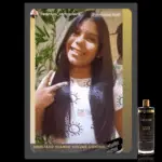 Uma garota de cabelos longos, lisos e escuros sorri e faz um sinal de paz. Ela usa uma camiseta branca com desenhos de sol. No canto inferior direito, há um frasco de Volume Control Liso Blindado. O texto abaixo diz: Resultado usando Volume Control Liso Blindado.