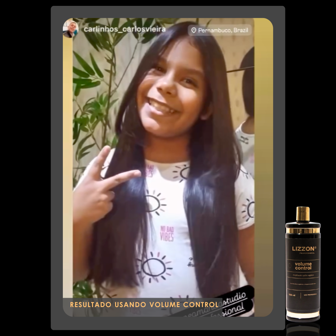 Uma garota de cabelos longos, lisos e escuros sorri e faz um sinal de paz. Ela usa uma camiseta branca com desenhos de sol. No canto inferior direito, há um frasco de Volume Control Liso Blindado. O texto abaixo diz: Resultado usando Volume Control Liso Blindado.