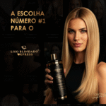 Uma mulher com cabelos loiros longos e lisos segura um frasco de Volume Control Liso Blindado. O texto em português diz 