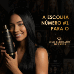 Uma mulher com cabelos longos, lisos e pretos segura um frasco preto de Volume Control Liso Blindado e sorri para a câmera. Atrás dela, uma colagem escura com texto dourado promove seus benefícios de suavidade e controle de volume especializado.