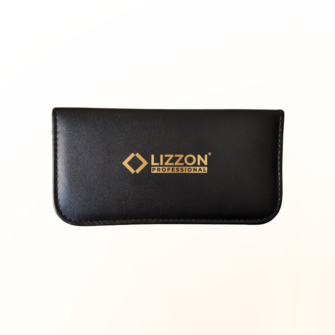 Uma caixa retangular preta com bordas arredondadas, com o logotipo da Lizzon Professional em dourado na frente, sobre um fundo branco - um acessório elegante para qualquer coleção Jogo de Tesouras Lizzon.