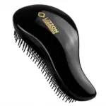 A Escova Desembaraçadora Lizzon preta e curva apresenta cerdas bem espaçadas e o logotipo dourado da Lizzon Professional em sua superfície brilhante, adequada para todos os tipos de cabelo.
