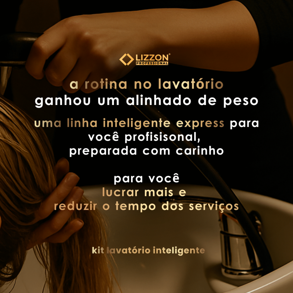 Pessoa lava o cabelo de outra em um lavatório de salão. O kit Lavatório Inteligente Smart Balm 5 em 1 + Smart Shampoo traz mais praticidade, cuidado e aumenta os lucros no dia a dia do salão.