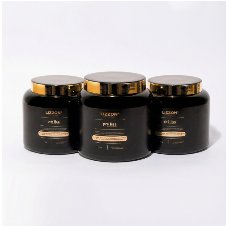 Três frascos pretos de Combo 3 Pré Liss Mascara 1kg (3 unidades) com tampas douradas estão dispostos lado a lado em um fundo branco liso.
