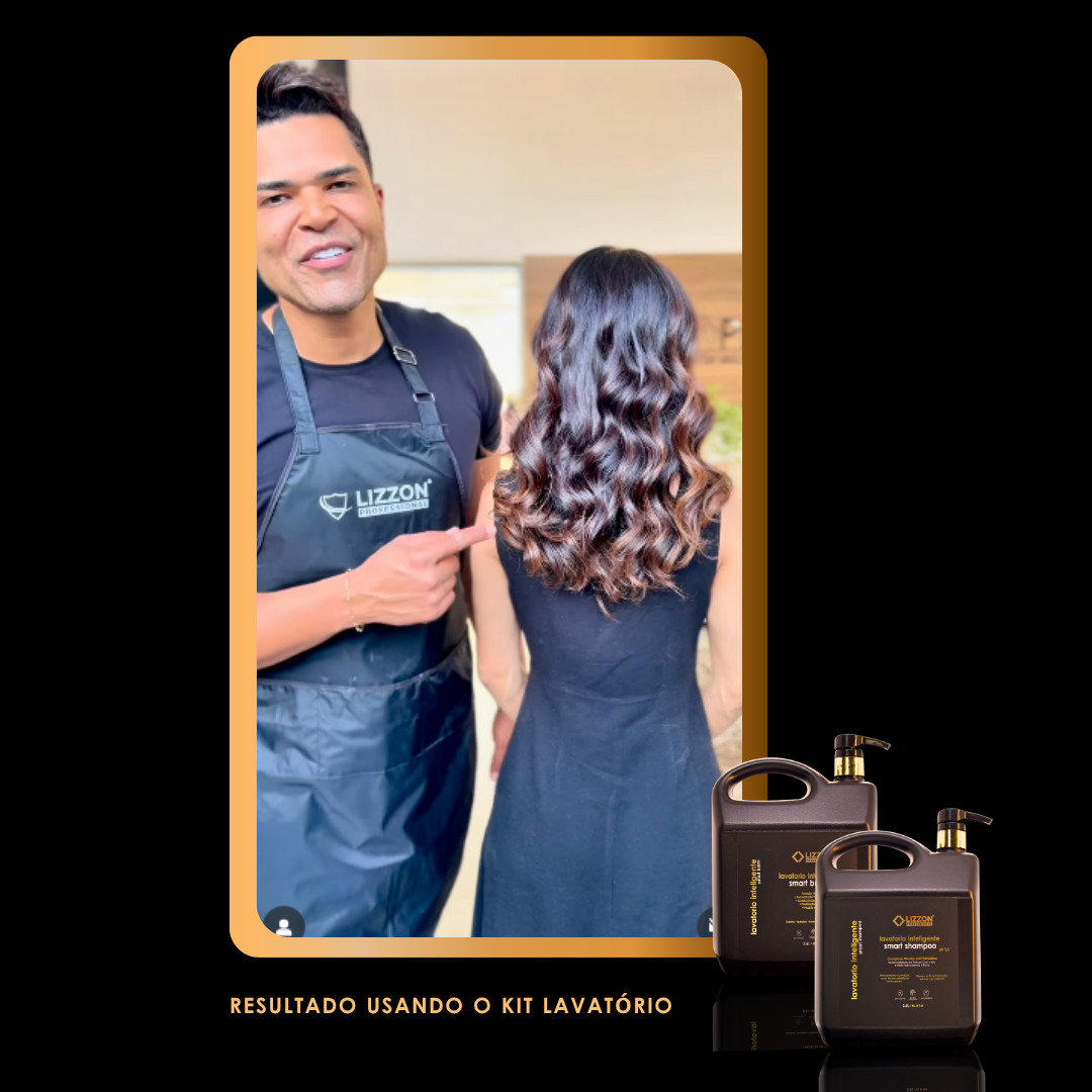 Um cabeleireiro com avental preto está ao lado de uma mulher com cabelos castanhos longos e brilhantes perto do kit Lavatório Inteligente Smart Balm 5 em 1 + Smart Shampoo, com dois frascos de produtos pretos vistos no canto inferior direito. Ambos estão de costas para a câmera.