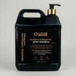 Um frasco preto de 2,5L de Smart Shampoo - Lavatório Inteligente Coiffeur com um dispensador de bomba, tampa dourada e texto em dourado e branco é fotografado contra um fundo claro.