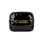 A Necessaire Lizzon é uma bolsa retangular preta brilhante com zíper, com a inscrição "LIZZON PROFESSIONAL" e um logotipo dourado em forma de diamante na frente, fotografada contra um fundo branco liso.