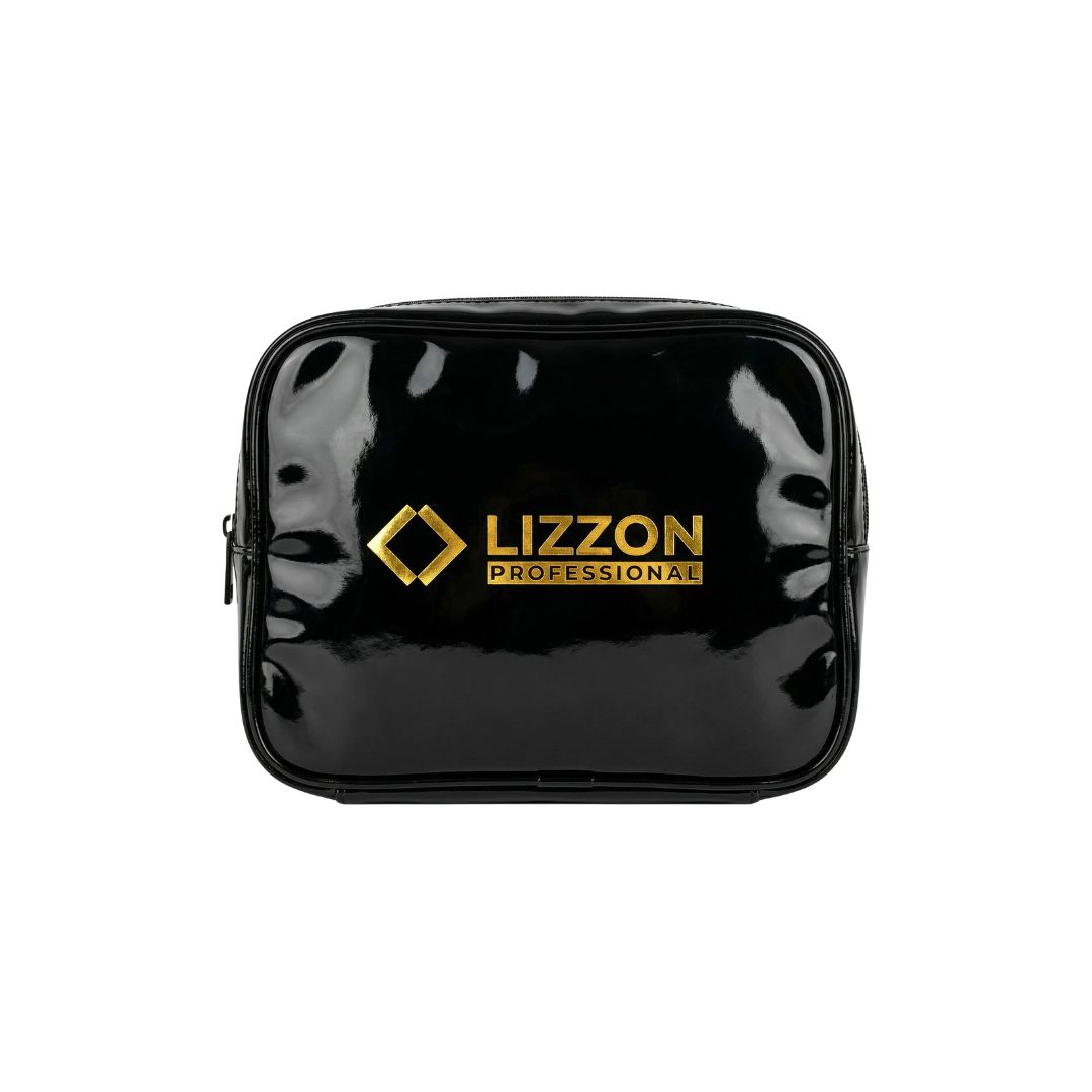 A Necessaire Lizzon é uma bolsa retangular preta brilhante com zíper, com a inscrição "LIZZON PROFESSIONAL" e um logotipo dourado em forma de diamante na frente, fotografada contra um fundo branco liso.