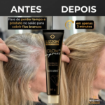 O cabelo de uma pessoa é mostrado antes e depois de usar o kit Retoq Express (Glow Express): o lado esquerdo tem raízes cinzas visíveis, enquanto o lado direito mostra raízes totalmente cobertas e cabelos uniformemente coloridos. O tubo do produto aparece no centro.