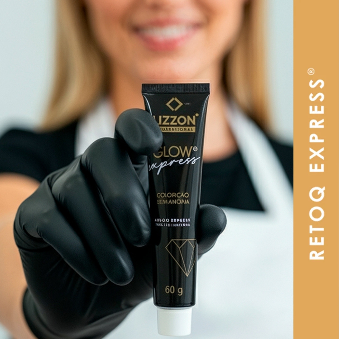 Uma pessoa com luva preta e avental branco segura um tubo do kit Retoq Express (Glow Express) em direção à câmera. À direita, uma faixa vertical laranja diz