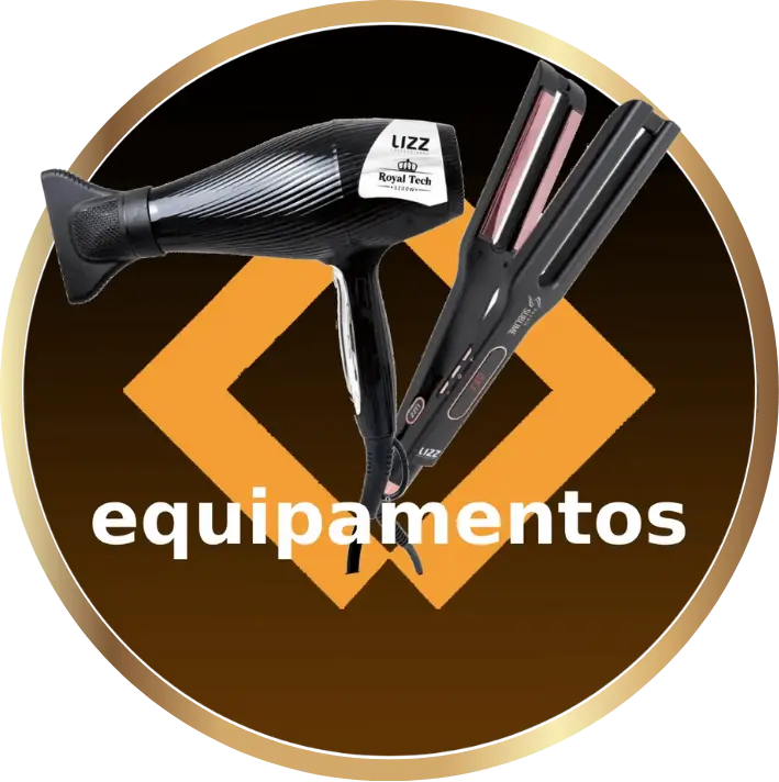 Um secador de cabelo e um alisador de cabelo se sobrepõem em frente a uma forma geométrica laranja e à palavra equipamentos em um fundo circular escuro com uma borda dourada.