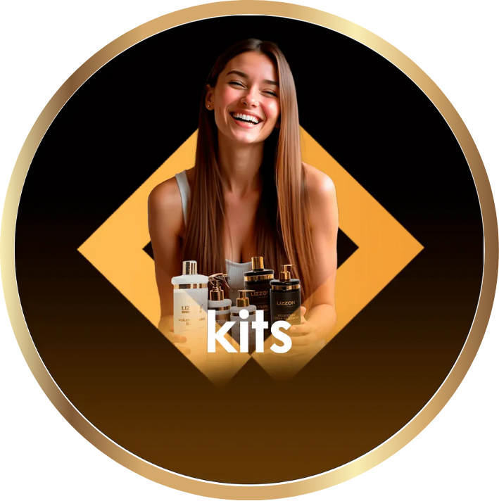 Uma mulher com longos cabelos castanhos sorri enquanto está sentada atrás de uma variedade de frascos de produtos de beleza ou de cuidados com a pele, com a palavra kits exibida na frente. O plano de fundo apresenta um desenho geométrico dourado sobre preto.