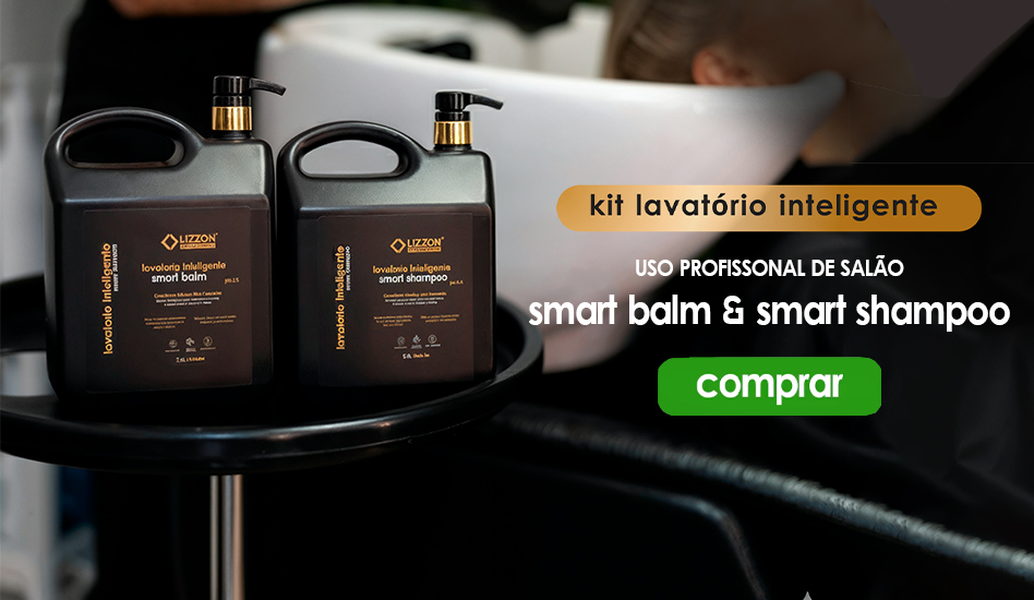 Dois grandes frascos pretos da Lizzon rotulados como smart balm e smart shampoo estão sobre uma mesa redonda em um salão de beleza. Ao fundo, uma pessoa está lavando o cabelo em uma estação de xampu. O texto promove o kit de lavagem inteligente Lizzon.