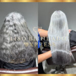 Comparação lado a lado de cabelos grisalhos antes e depois de um tratamento de alisamento. O lado esquerdo mostra o cabelo ondulado e crespo, enquanto o lado direito mostra o cabelo liso e suave. O texto 