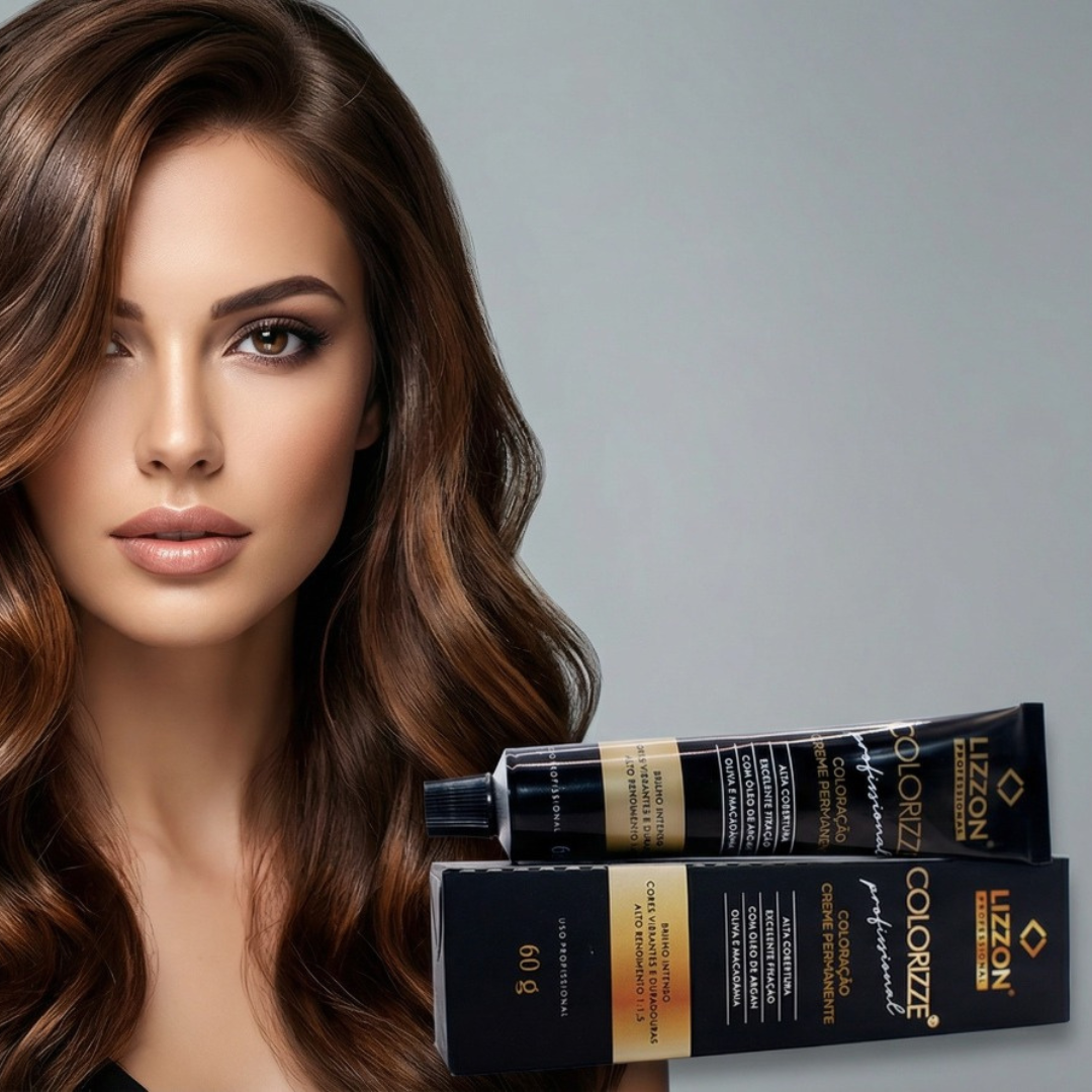 Uma mulher com cabelos castanhos ondulados está ao lado de um tubo preto e de uma caixa com o rótulo Colorizze Coloração Creme Permanente, um creme de coloração permanente para cabelos. O plano de fundo é neutro.
