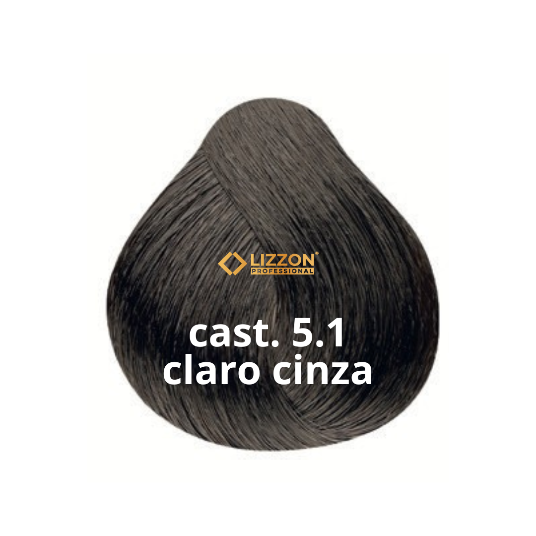 Uma amostra de cabelo tingido em um tom marrom claro acinzentado rotulado como "cast. 5.1 claro cinza" com o logotipo da Lizzon Professional sobreposto no centro.