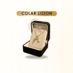 Um colar Colar Lizzon dourado com um pingente é exibido em uma caixa de joias preta e bege aberta. 