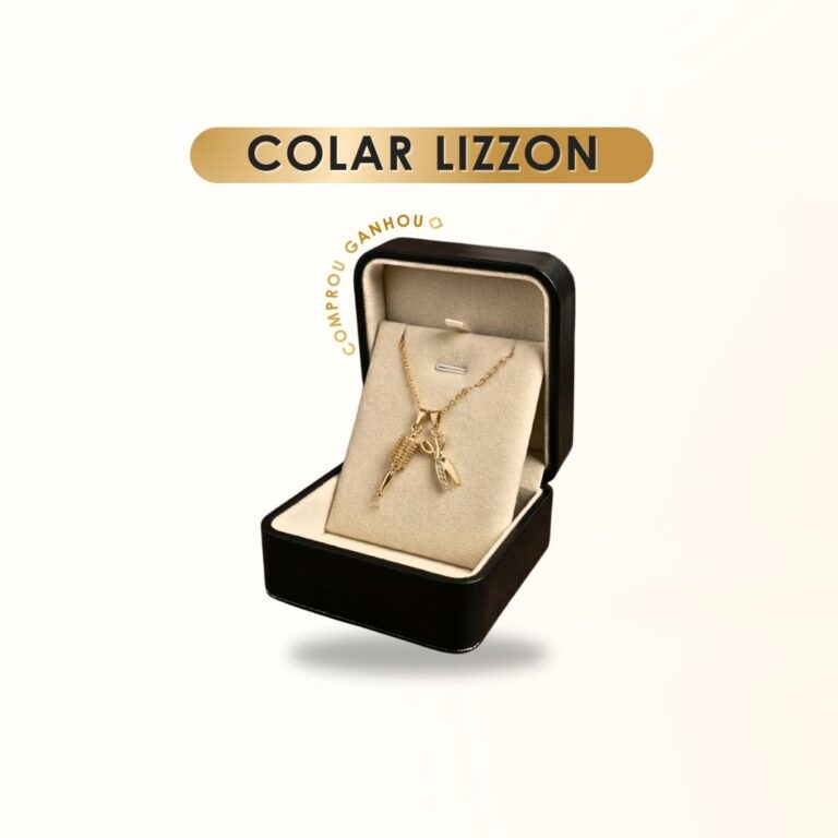 Um colar Colar Lizzon dourado com um pingente é exibido em uma caixa de joias preta e bege aberta. 