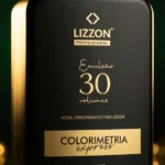 Um frasco preto de Lizzon Professional Emulsão 30 volumes, rotulado como "Colorimetria Express", com texto e tampa dourados, em um fundo verde escuro.