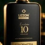 Um close-up de um frasco preto com o rótulo Lizzon Professional Emulsão 10 volumes Água Oxigenada Estabilizada Colorimetria em texto dourado, com um fundo escuro desfocado.