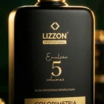 Um frasco preto rotulado Lizzon Professional Emulsão 5 volumes com texto em dourado, apresentando informações sobre água com peróxido de hidrogênio estabilizado, fotografado contra um fundo escuro.