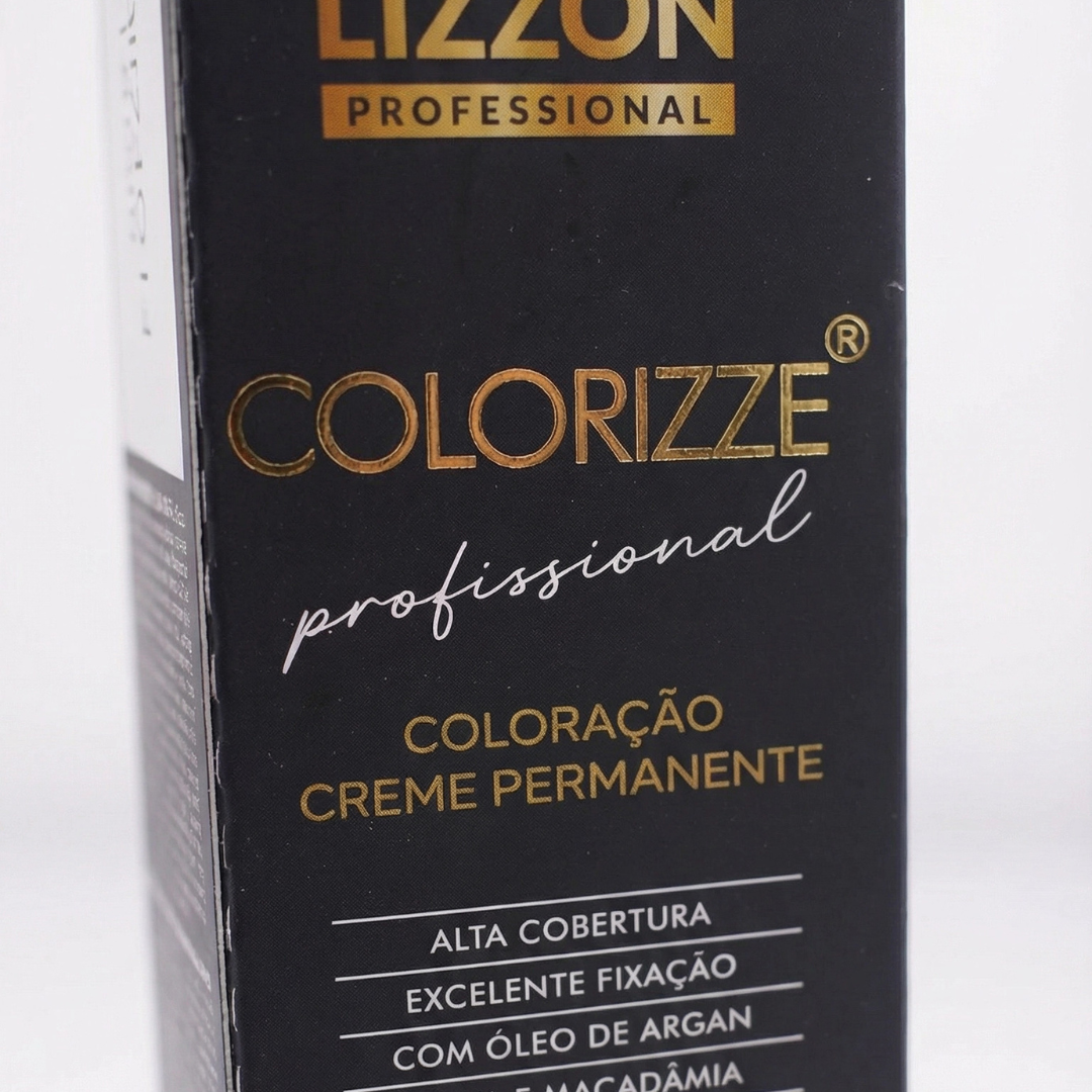 Uma caixa preta com o rótulo Colorizze Coloração Creme Permanente apresenta textos em dourado e branco destacando a alta cobertura, a excelente fixação, o óleo de argan e a macadâmia.
