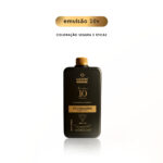 Um frasco preto de Emulsão Oxidante Express 900 ml está na vertical em um fundo branco. Acima do frasco, o texto diz 