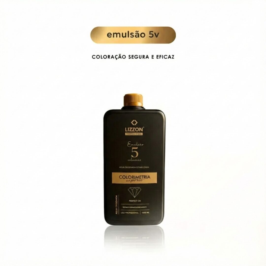 Um frasco preto com o rótulo Emulsão Oxidante Express 05 Vol 900ml está centralizado em um fundo branco liso. Acima do frasco, o texto diz emulsão 5v e Coloração segura e eficaz em português.
