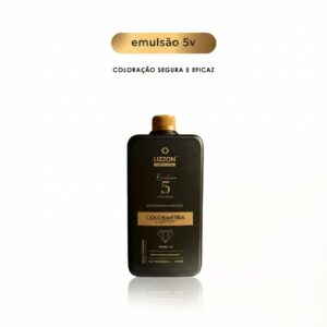 Um frasco preto com o rótulo Emulsão Oxidante Express 05 Vol 900ml está centralizado em um fundo branco liso. Acima do frasco, o texto diz emulsão 5v e Coloração segura e eficaz em português.