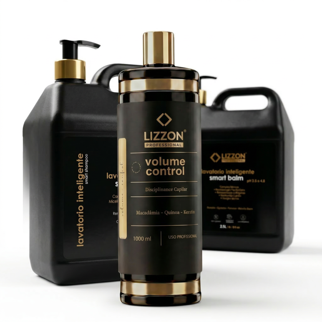 Três frascos pretos do Kit Liso Blindado + Lavatório Inteligente para cuidados com os cabelos são exibidos em um fundo branco, mostrando os rótulos "controle de volume" e "bálsamo inteligente lavatório".
