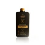 Um frasco plástico preto de 900 ml com tampa dourada com o rótulo Emulsão Oxidante Express 10Vol., contendo água oxidante estabilizada para uso profissional nos cabelos, ideal para resultados perfeitos de colorimetria.