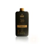 Um frasco preto de 900 ml de Emulsão Oxidante Express 20Vol. com uma tampa dourada e letras douradas, mostrado em um fundo branco.