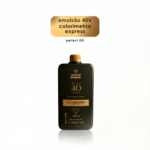 Um frasco preto de Emulsão Oxidante Express 40 Vol 900ml está na vertical em um fundo branco com o texto acima